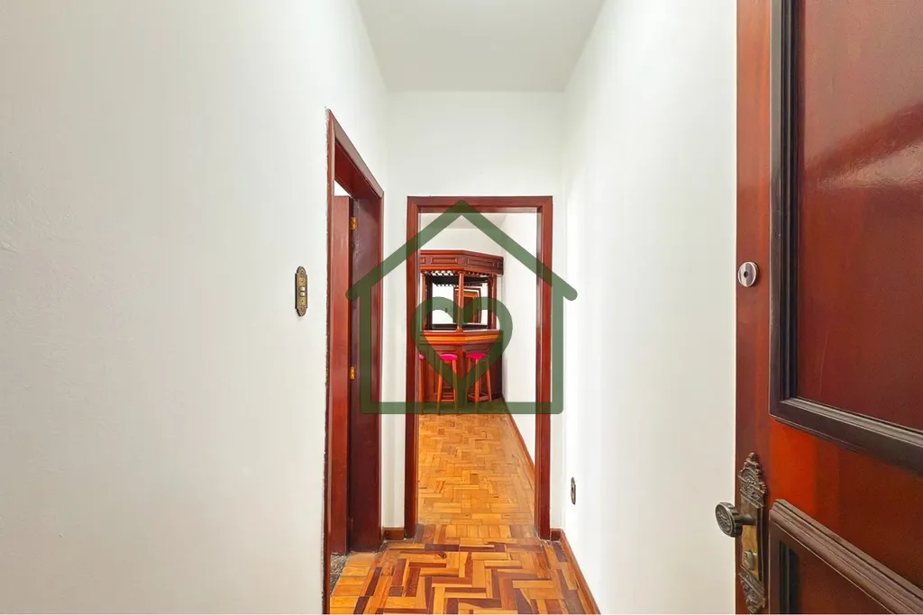 Localizado na divisa entre os bairros Independência e Centro Histórico, este apartamento de 77m² ...