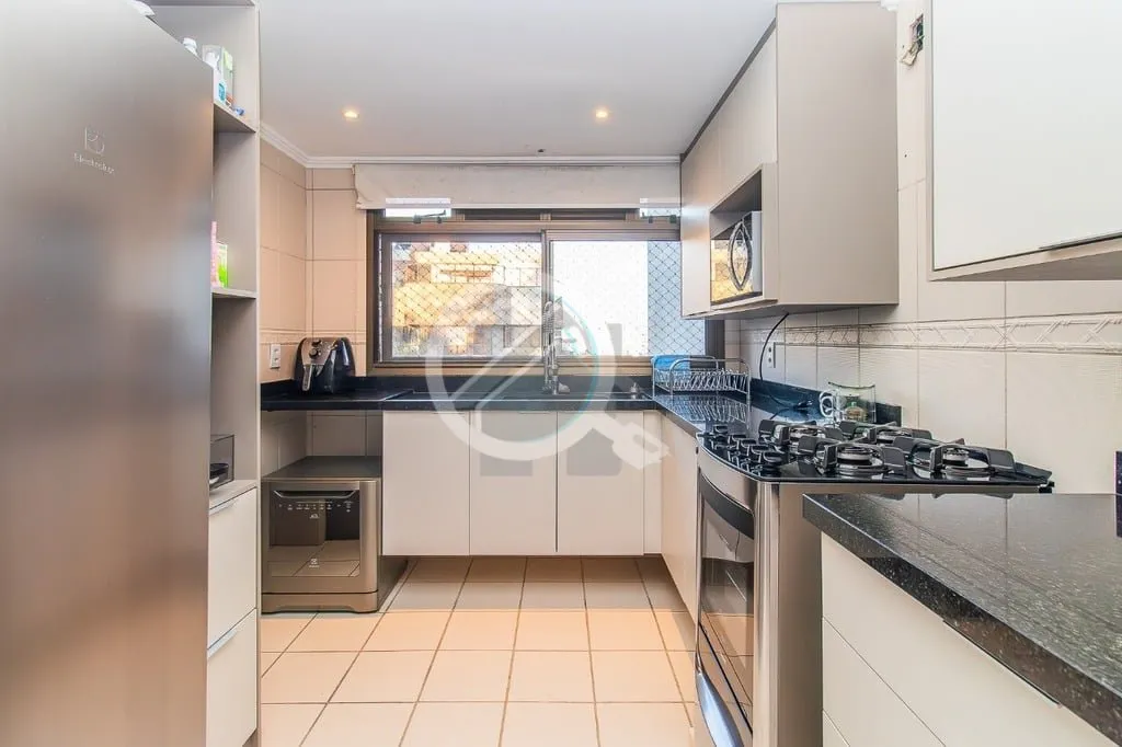 Imagem Apartamento semimobiliado, de 3 dormitórios, sendo uma suíte com closet, living configurado para 2...