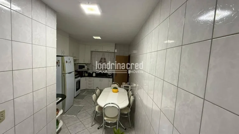 Imagem Casa à venda na Zona Norte de Londrina com 3 dormitórios, suíte, área gourmet, churrasqueira, ótima localização e 170m² construídos no bairro Sebastião ZN