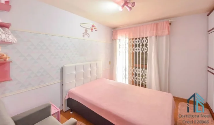 Imagem Casa com edícula a venda, 04 quartos sendo 02 suítes, no Bairro Guabirotuba em Curitiba PR