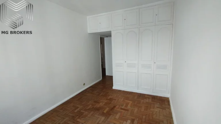 Imagem Imóvel Exclusivo na Tijuca: Apartamento com 4 Quartos, 2 Suítes, 3 Salas, 4 Vagas de Garagem e 160m² - Rio de Janeiro-RJ