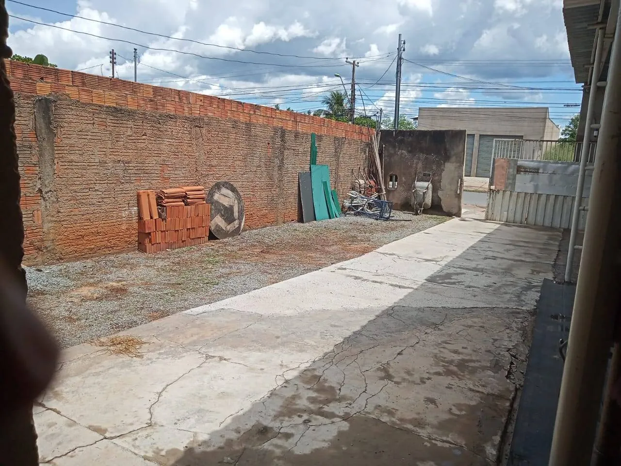 Imagem Casa 2 quartos, e espaço Comercial anexo. Terreno amplo com quintal.