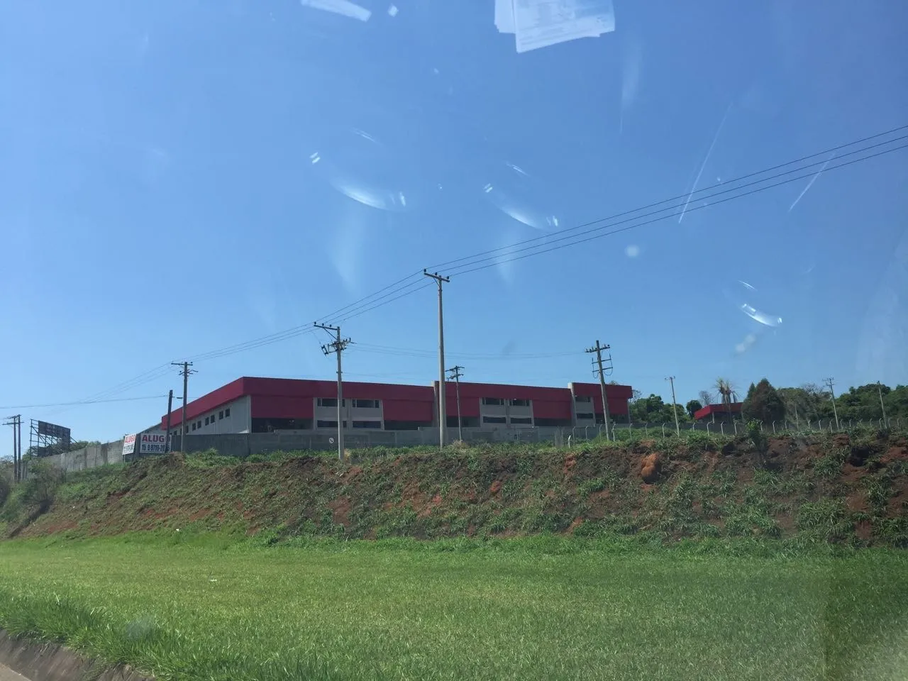 Imagem Galpão com área construída de 5.000 m² e terreno de 14.300 m² , todo murado.