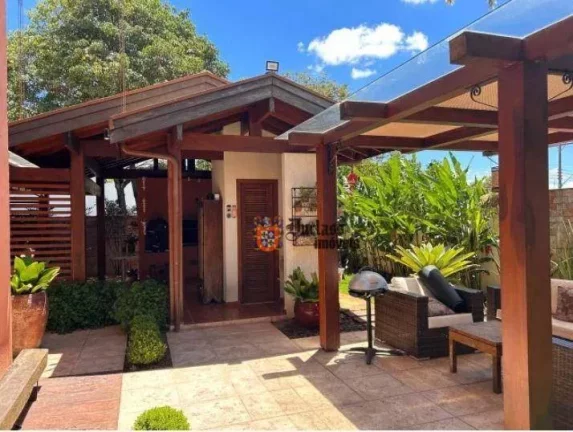 Imagem Linda casa de esquina, 260m², 3 suítes, 4 vagas, com estação de recarga para carro elétrico