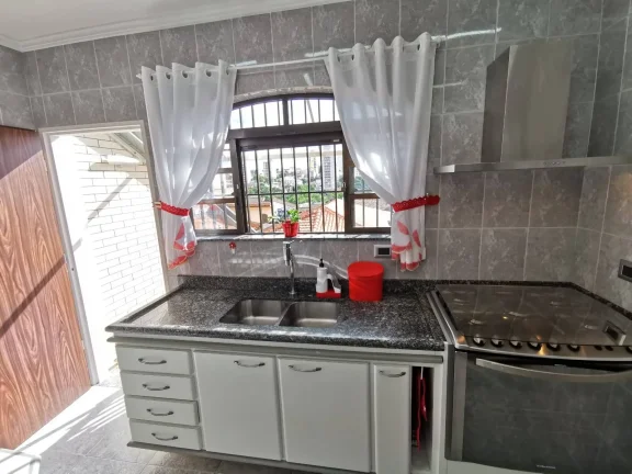 Imagem Sobrado 250 m² 3 Dormitórios sendo 2 Suítes Porteira Fechada
