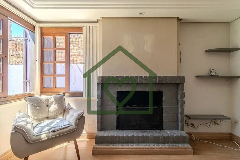 Imagem Casa de dois pavimentos com 3 dormitórios, sendo 1 suíte. No pavimento superior, conta com dois do...