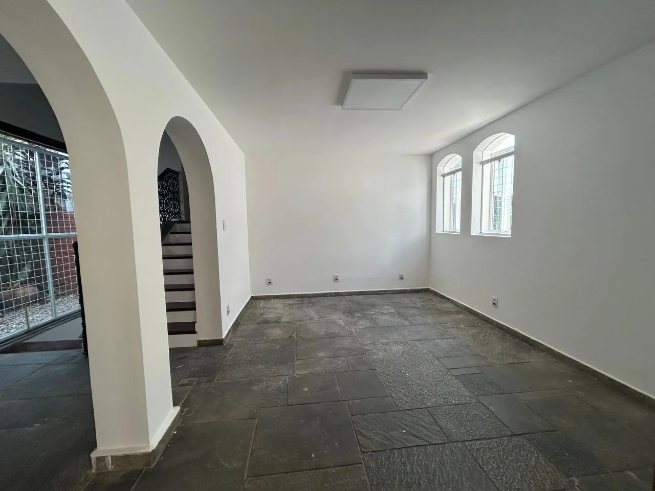 Imagem Residência Espaçosa e Moderna no Jardim Vergueiro: Três Quartos, Suíte e Ampla Área Externa