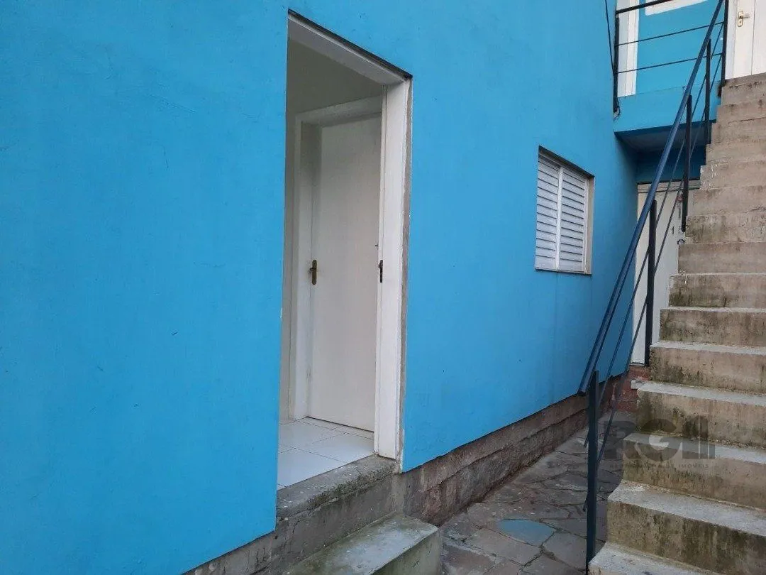 Imagem Oportunidade Imperdível: Prédio com 4 Apartamentos, Pátio e 2 Vagas de Garagem