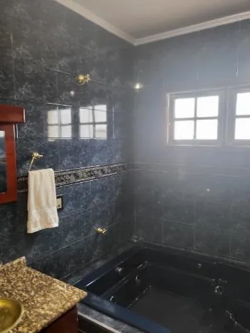 Imagem VENDA E LOCAÇÃO DE SOBRADO NA VILA VIRGÍNIA, EM ITAQUAQUECETUBA/SP, 200m² com varanda, jardim, cozinha ampla, 3 salas e suíte com hidro. CONSULTE-NOS.