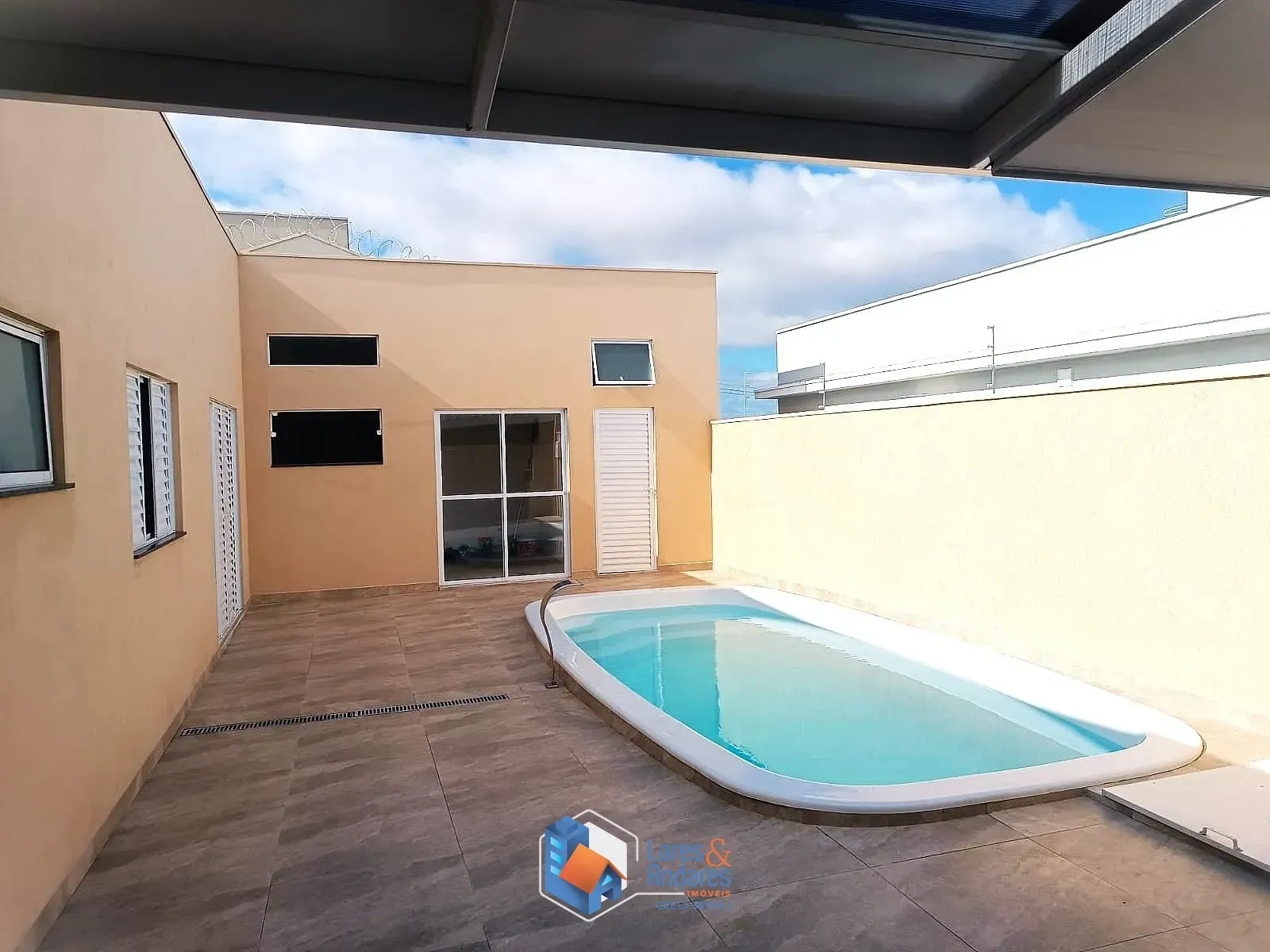 Imagem CASA À VENDA, COM 190M² 3 DORMS (1 SUÍTE) 5 VAGAS, PISCINA, CHURRASQUEIRA - RESIDENCIAL CALIFÓRNIA GARDEN, SÃO SEBASTIÃO DO PARAÍSO, MG