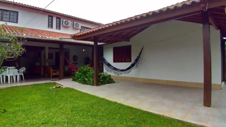 Imagem Casa espaçosa no centro de Garopaba-SC: 4 quartos, 3 salas e localização privilegiada!