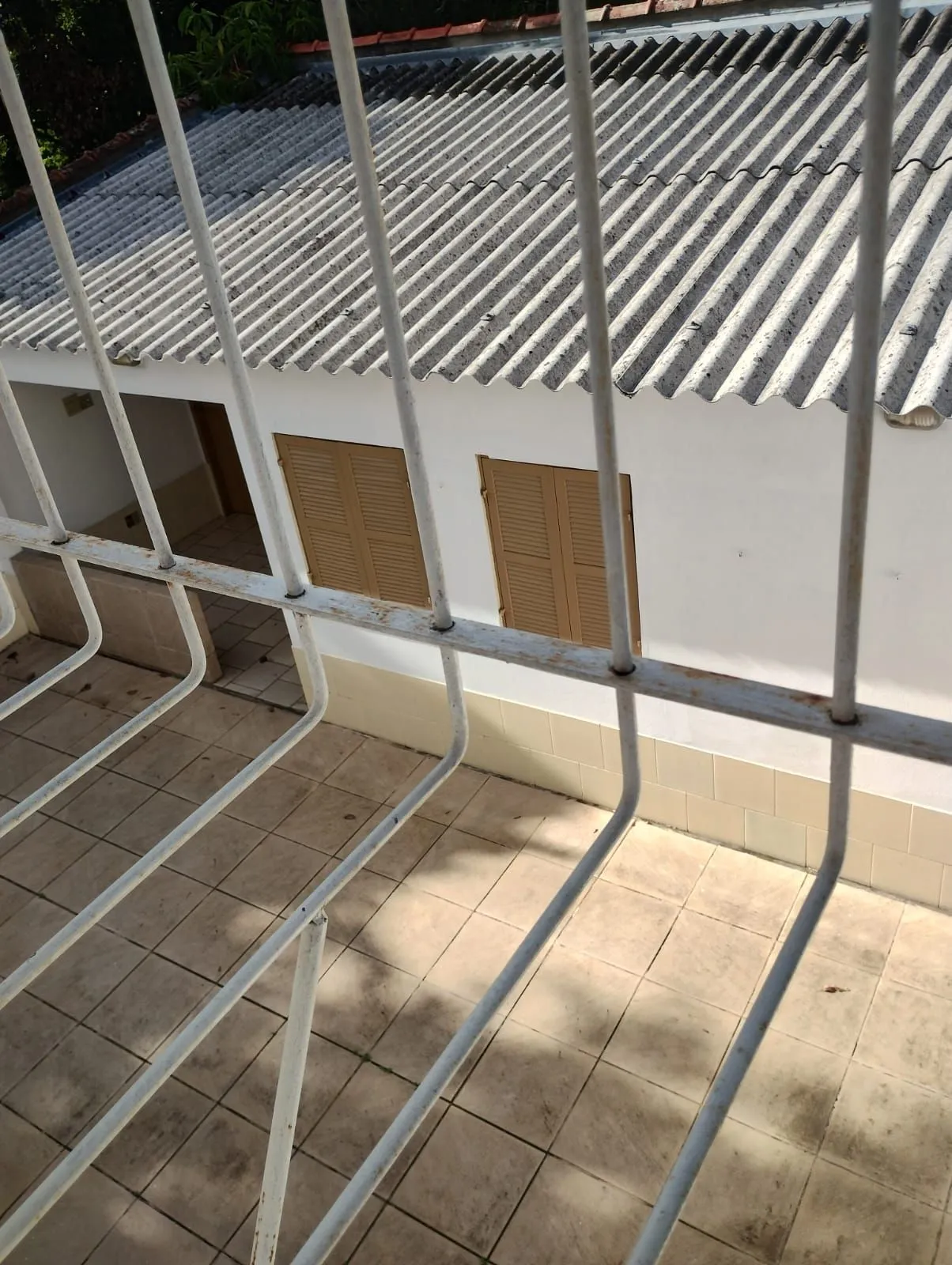 Imagem Excelente Casa com 03 suítes + Apto nos fundos com 01 Dor. Garagem 3 carros
