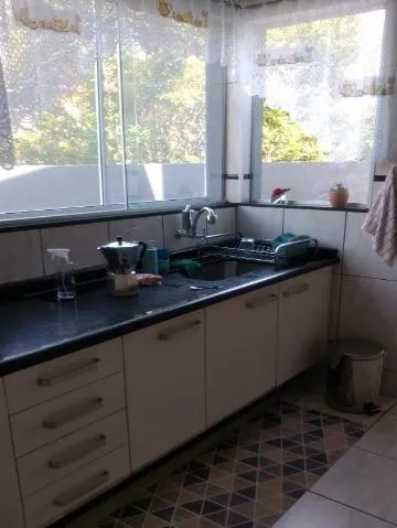 Imagem VENDA DE CASA NO CONDOMÍNIO ARUJÁ COUNTRY CLUB, EM ARUJÁ/SP, 200m² com 3 quartos, suíte, hidro, planejados, sala com lareira e 3 vagas. CONSULTE-NOS.