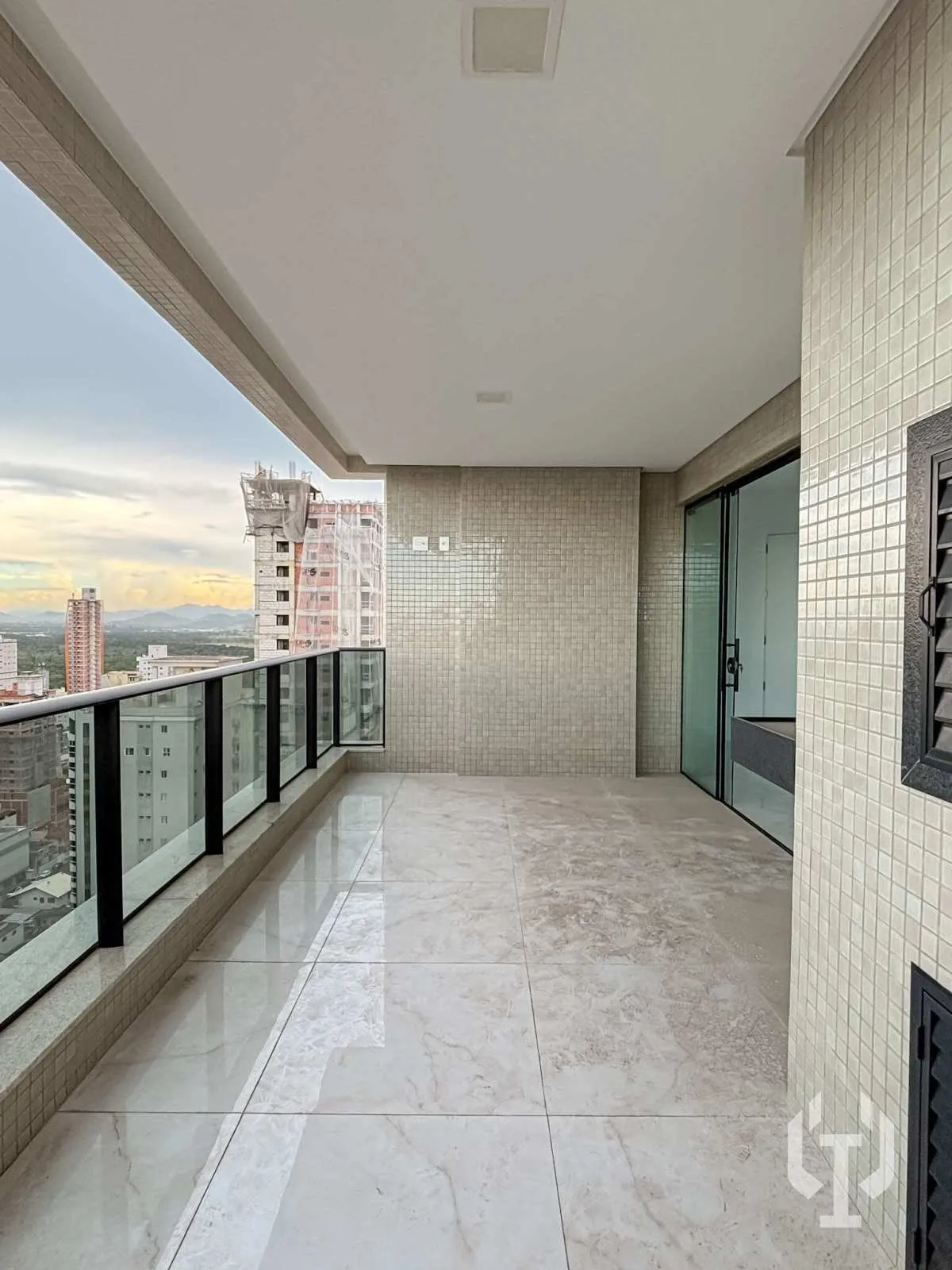 Imagem Apartamento de 3 suítes e 3 vagas de garagem em Meia Praia