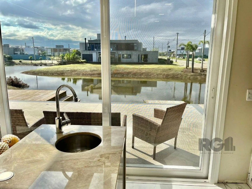 Imagem Casa para Comprar com 3 Suítes em Lote Molhado no Península Ponta da Figueira