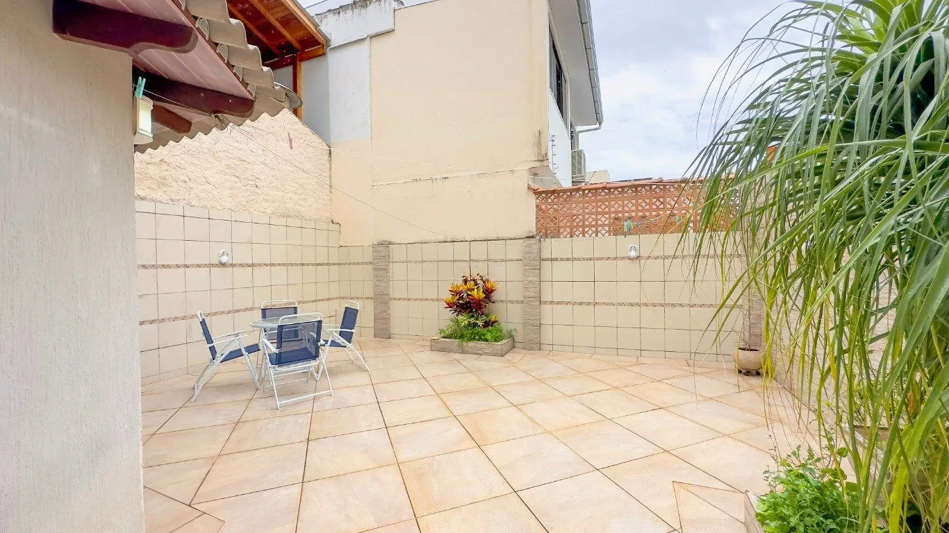 Imagem Casa de 3 dormitórios à venda no Bairro Azenha, Porto Alegre.