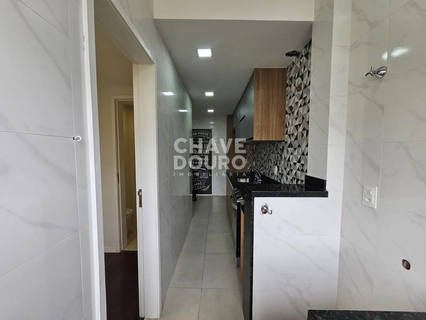 Imagem Apartamento de 2 quartos + dependência, varanda, 2 vagas e elevador.