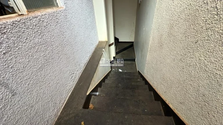 Imagem Casa ampla de 2 andares, próxima à Avenida Guilherme Ferreira, com 3 quartos incluindo 1 suíte