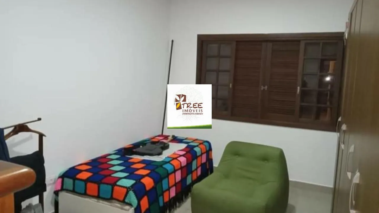 Imagem VENDA DE SOBRADO NO CENTER VILLE, EM ARUJÁ/SP, 235m² com 3 suítes, varanda com vista pra cidade, piso inferior com 4 cômodos e 2 vagas. CONSULTE-NOS.