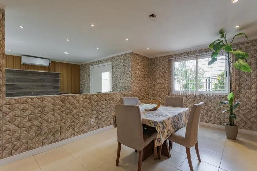 Imagem Casa térrea com 3 dormitórios, espaço gourmet e 3 vagas.