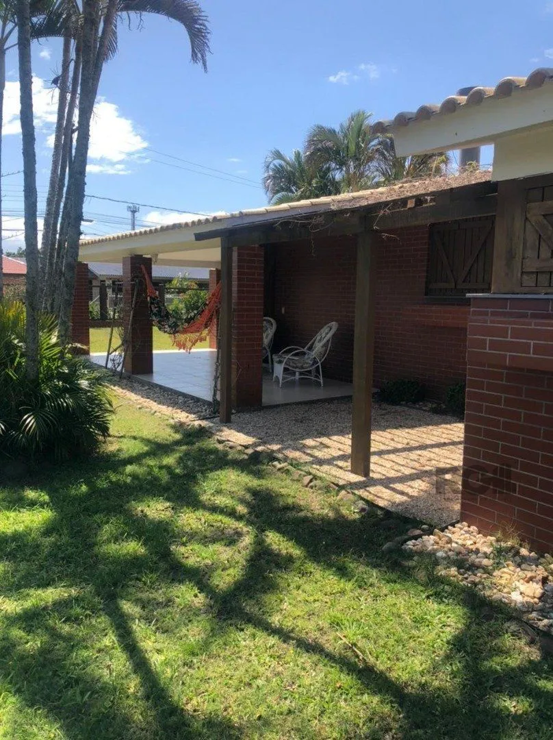 Imagem Espaçosa e acolhedora residência numas das esquinas em charmosa rua de Atlântida, com imenso jardim, paisagismo, lareira,4 dormitórios, sendo duas suítes.