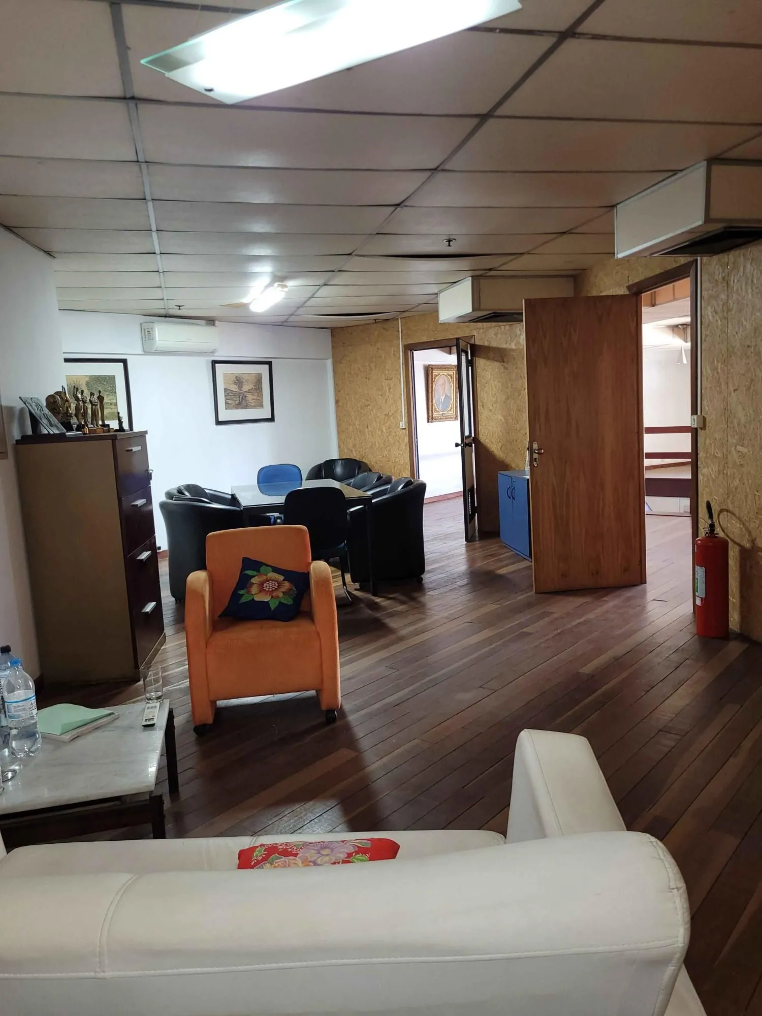 Imagem MÁFFER IMÓVEIS ALUGA SALAS COMERCIAIS COM GARAGEM Excelente imóvel comercial em localização estratégica e de alto fluxo de veículos e pedestres, ideal para empresas, clínicas, escritórios corporativos ou instituições financeiras.