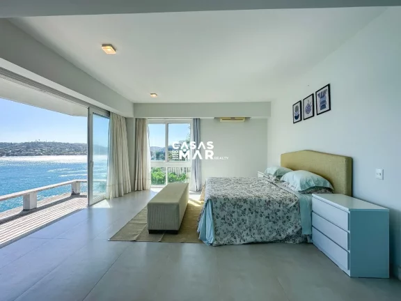 Imagem Luxuosa Casa Frente Mar em Búzios-Ferradura: 6 Suítes, Vista Deslumbrante, Piscina e Privacidade Total!