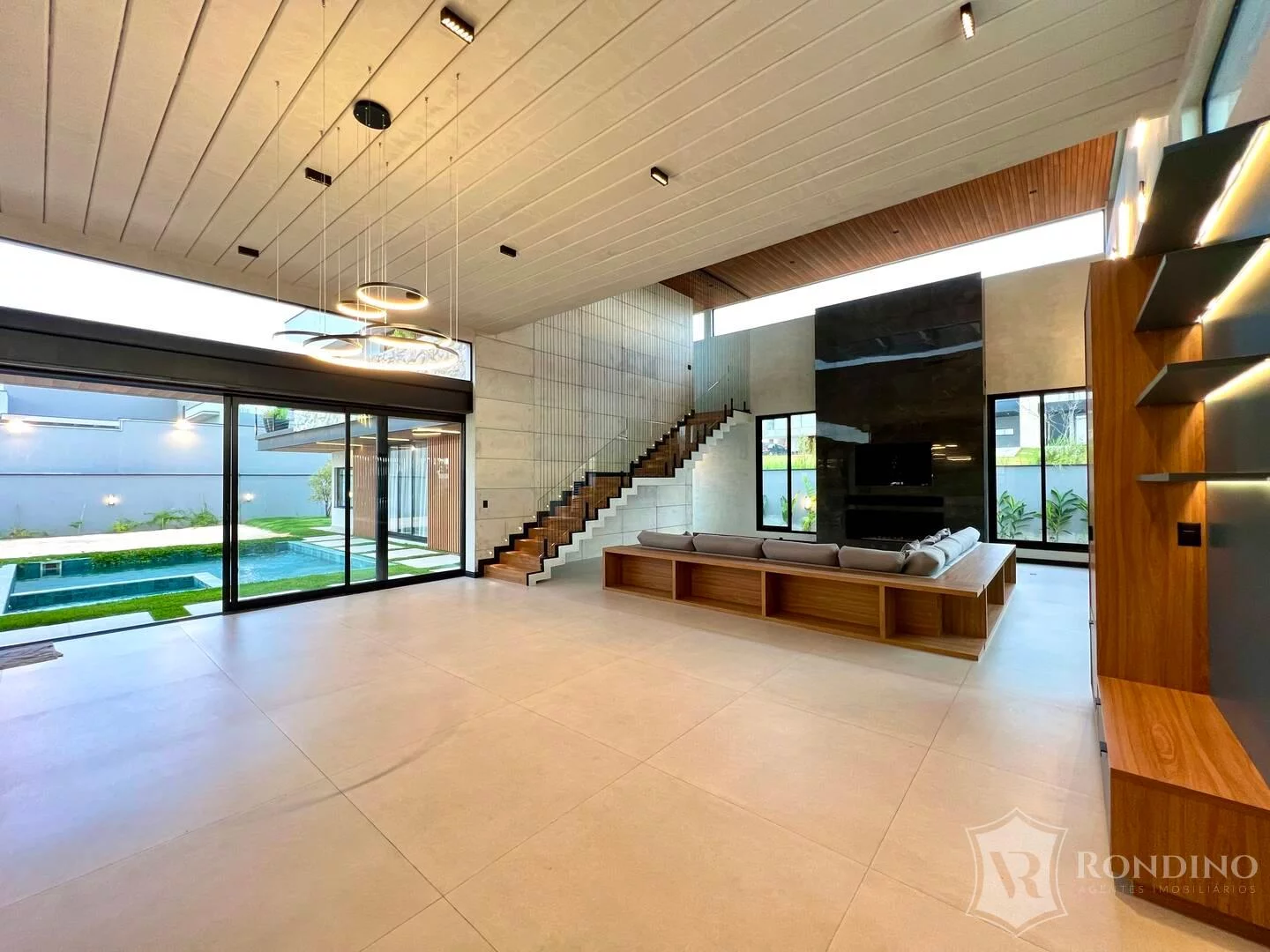 Imagem Casa sobrado em condomínio, 04 suítes, varanda gourmet, piscina