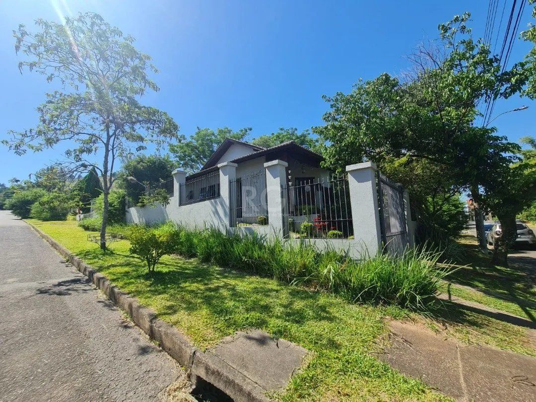 Imagem Casa em lindo terreno alto ao nível da rua medindo 10 × 32 onde consta uma residência térrea com 136m2 de área privativa,