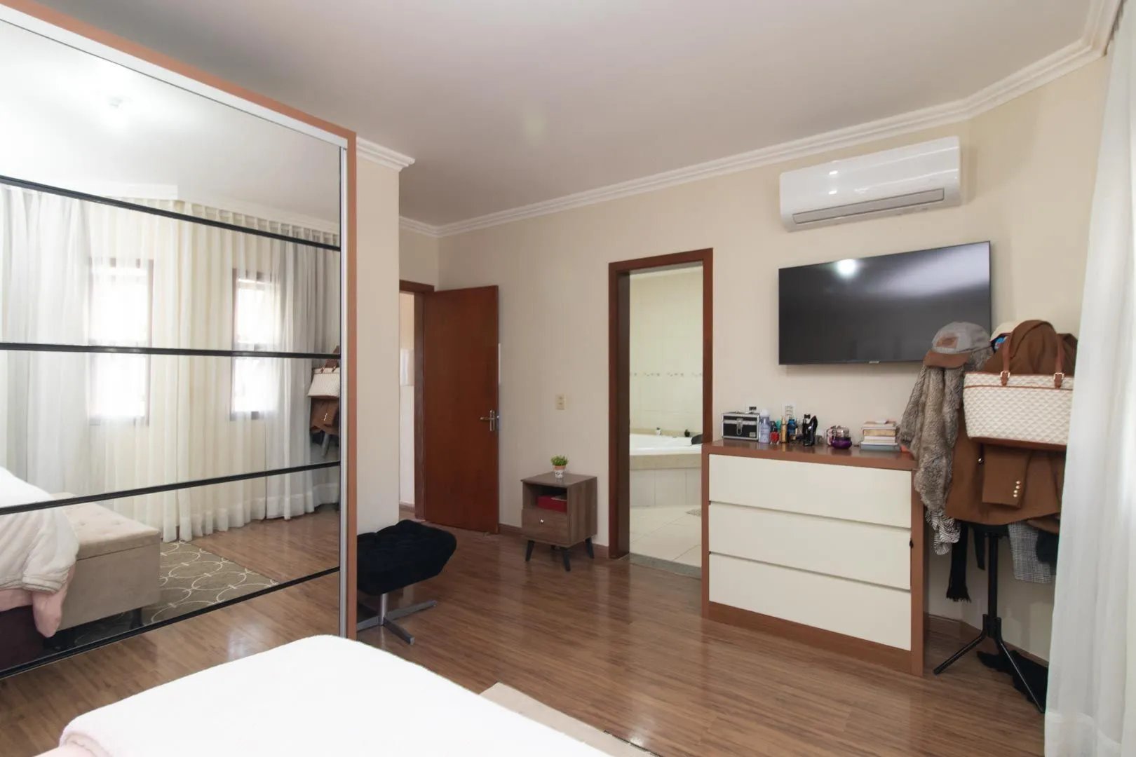 Imagem Casa de 03 dormitorios com suite e piscina no bairro Hipica - Porto alegre/Rs