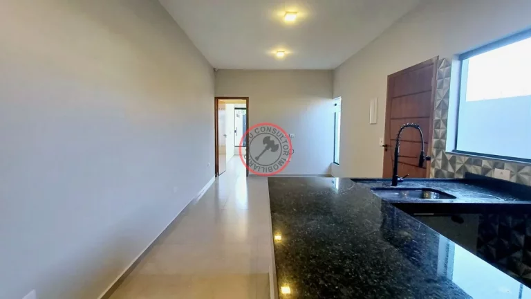 Imagem CASA RECEM COSNTRUÍDA A VENDA COM 2 DORMITÓRIOS, SENDO UMA SUÍTE , ÁREA GOURMET, 2 VAGAS, JARDIM, ISOLAMENTO ACÚSTICO EM CARAGUÁ