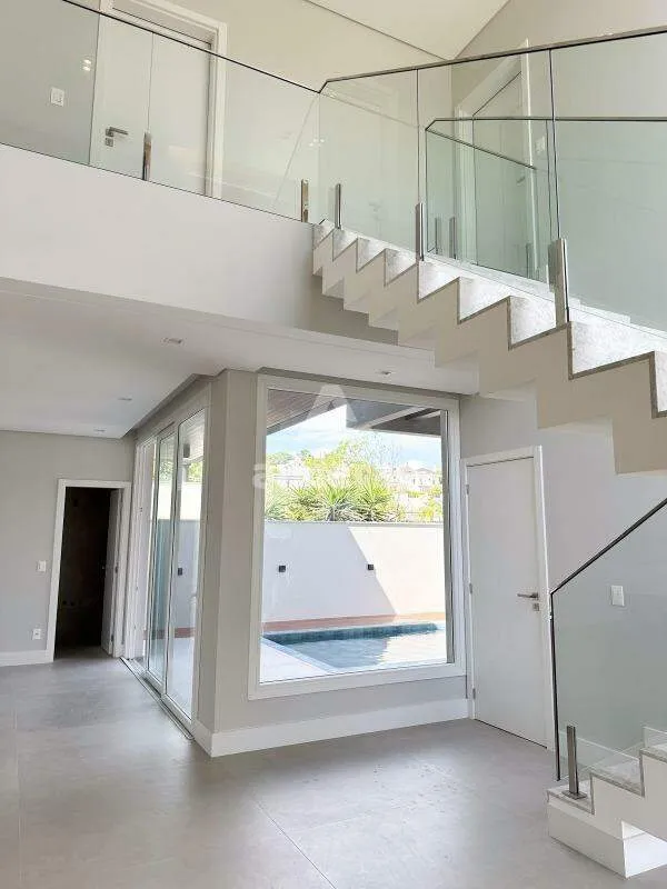 Imagem Casa Alto Padrão em Condomínio I 3 Dormitórios I 1 Suíte Master I Piscina - em Pedra Branca, Palhoça/SC