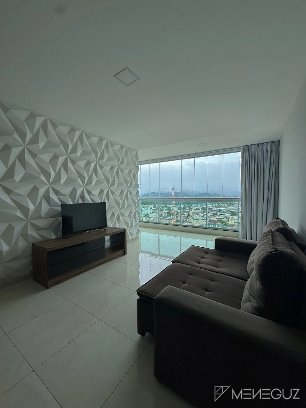 Imagem Apartamento mobiliado de 3 quartos na Avenida Praiana - andar alto, vista para as montanhas e vista discreta para o mar!