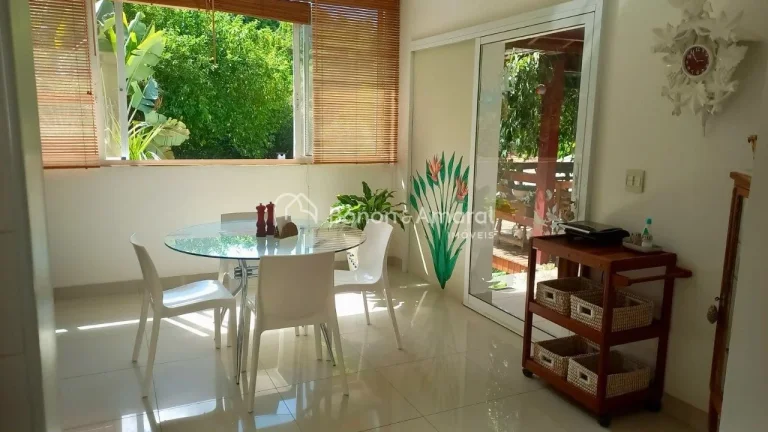 Imagem Esta casa em condomínio oferece uma área total de 480 metros quadrados, proporcionando um espaço ...