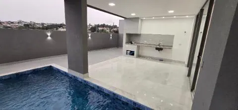 Imagem VENDA DE SOBRADO NOVO NO CONDOMÍNIO REAL PARK, EM ARUJÁ/SP, 300m² com 04 suítes, suíte máster com hidro, garagem com 04 vagas e piscina. CONSULTE-NOS.