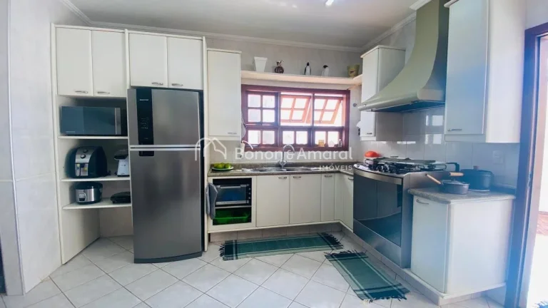 Imagem Casa rústica no San Conrado, com varanda e lindo jardim frontal. 
Terreno amplo de 764 m², com gra...