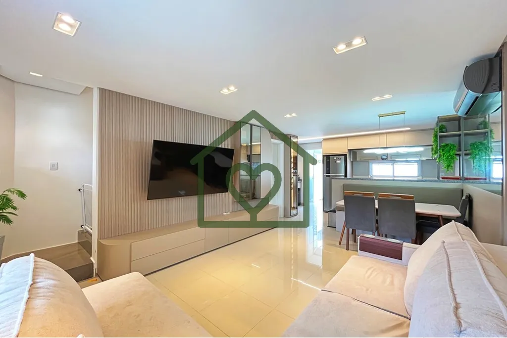 Este belo sobrado de 96m² oferece 3 dormitórios, incluindo 1 suíte com sacada. 
 A área social c...