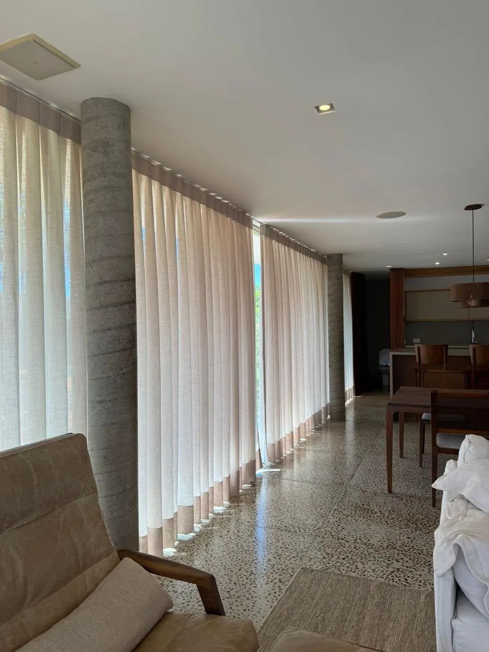 Imagem Casa de luxo para alugar na Fazenda Boa Vista, Villa Fasano dos Lagos, 462 m², 4 suítes, vista para o lago e lazer completo