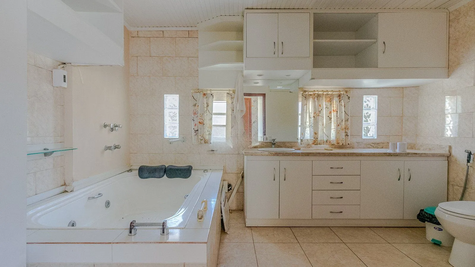 Imagem Excelente casa de 308 m² com 4 suítes e 4 vagas de garagem.