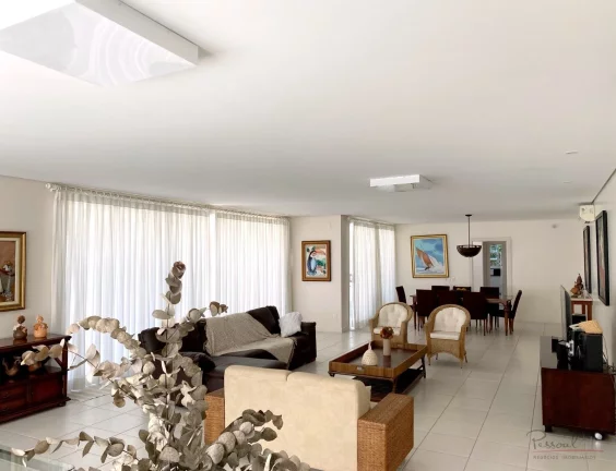 Imagem Belíssima casa com 4 Suites, 6 vagas cobertas  em Jurere Internacional a poucos passos da Praia. T...