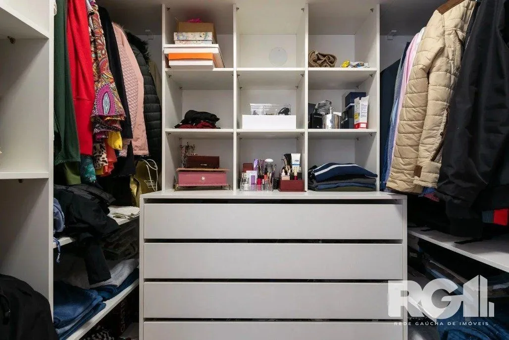 Imagem Apartamento de 3 dormitórios com suíte e churrasqueira, lavabo e 2 vagas de garagem.