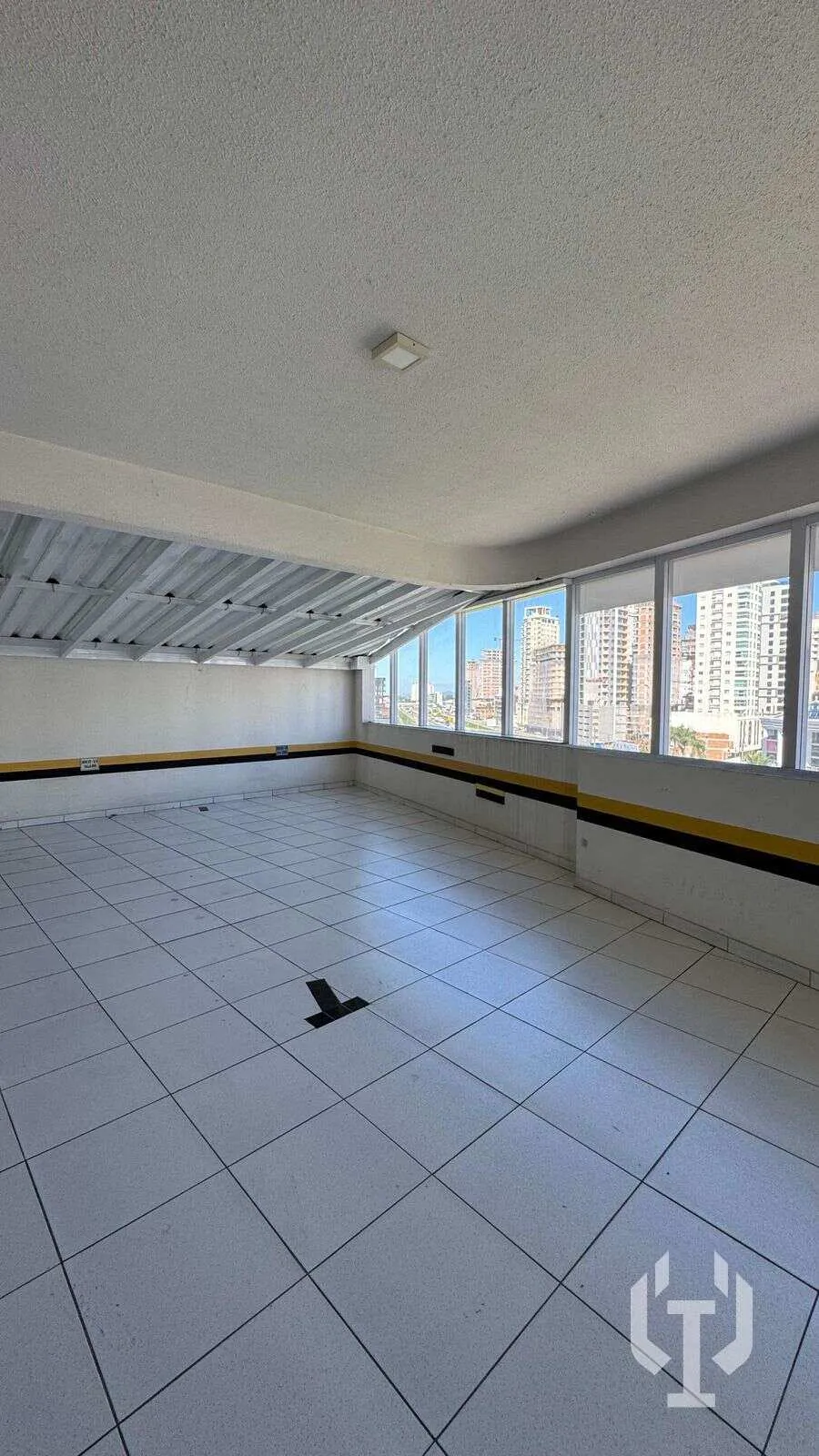 Imagem Sala comercial à venda em Itapema, Meia Praia, 35,5m2