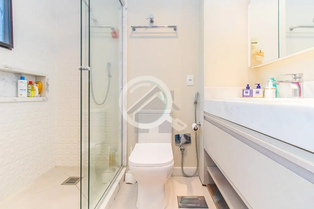 Imagem Apartamento semimobiliado, de 3 dormitórios, sendo uma suíte com closet, living configurado para 2...