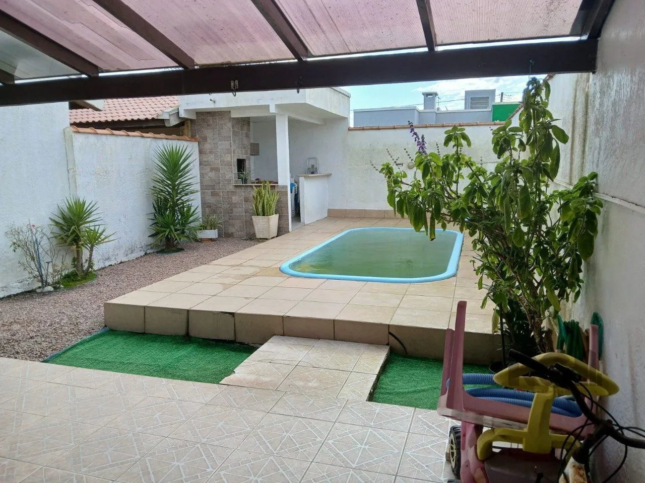Imagem Casa de 2 dormitórios, com banheiro social, e um living em 2 ambientes, com banheiro Social, e cozinha com área de serviço, mais um patio pra 3 carros, e uma piscina nos fundos...