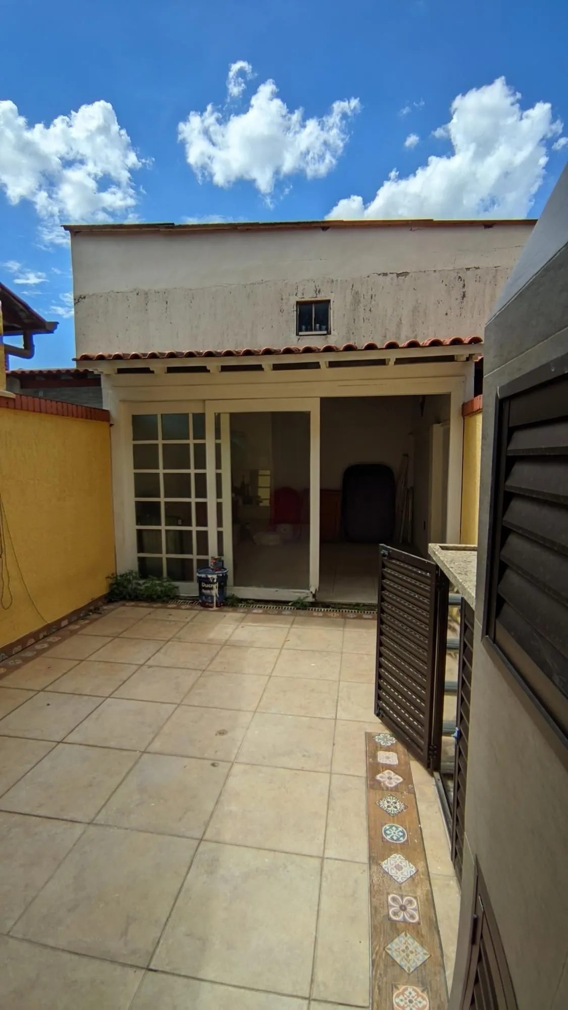 Imagem Casa de 3 Andares com Pátio e Churrasqueira Próxima ao Bourbon Country