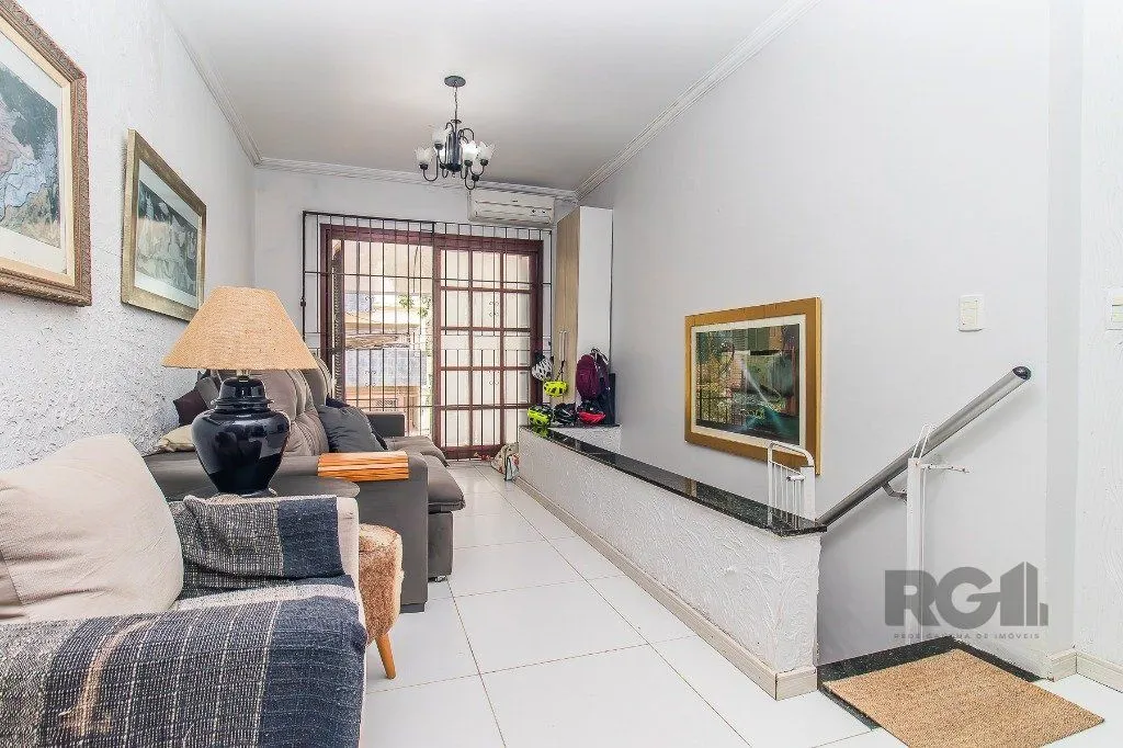 Imagem Casa para Venda - 110m², 2 dormitórios, sendo 1 suítes, 2 vagas - Menino Deus