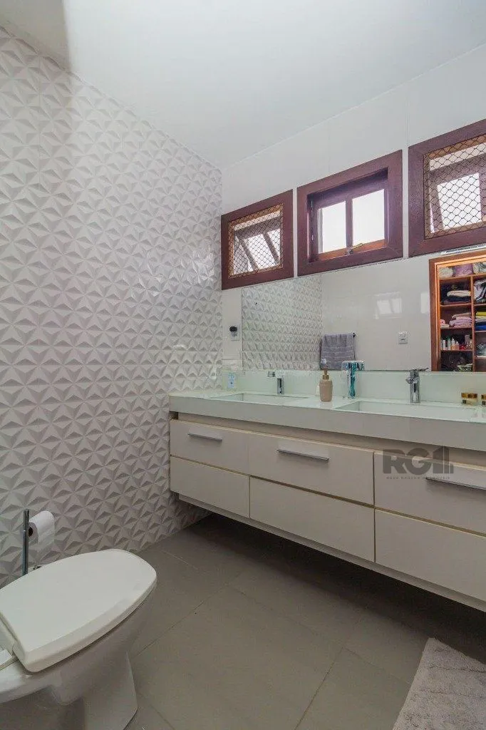 Imagem Casa com 3 dormitórios no bairro Nonoai