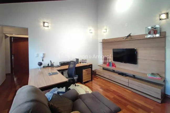 Imagem Localizada em Campinas, esta casa em condomínio oferece uma experiência única de conforto e conve...