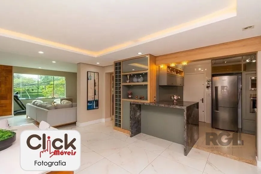 Imagem Apartamento 4 dormitórios, sendo 1 suíte, 193 m² de área privativa e 2 vaga(s) de garagem. Localizado na Rua/Av. Carlos Gomes, no bairro Auxiliadora em Porto Alegre.