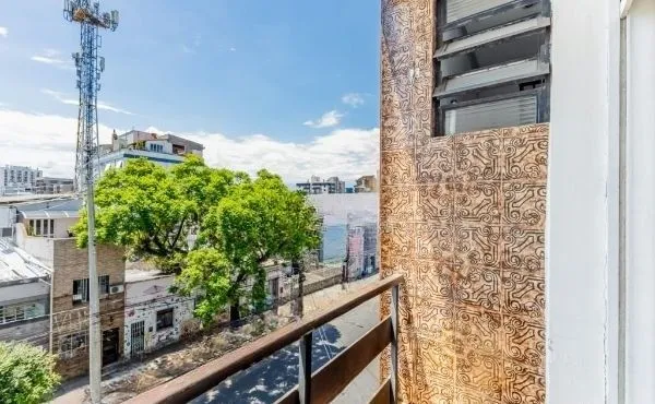 Imagem Apartamento na Cidade Baixa de 1 dormitório e dependência REFORMADO